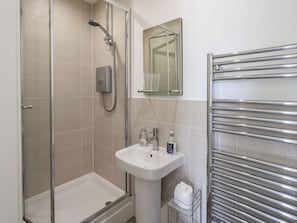 Shower - Shore View, Grange-over-Sands. (Grange-Over-Sands)