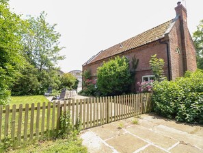 Terrace/patio - The Old Barn, Glentham (Market Rasen)