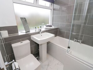 Shower - Shirleys, Stratford-Upon-Avon. (Stratford-upon-Avon)