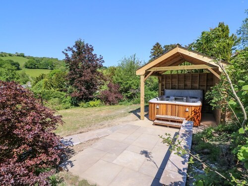 PEN Y MAES, stunning garden, hot tub, countryside.
