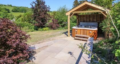 PEN Y MAES, stunning garden, hot tub, countryside.