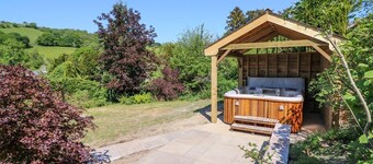PEN Y MAES, stunning garden, hot tub, countryside.