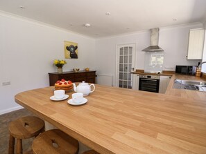 Private kitchen - PEN Y MAES, stunning garden, hot tub, countryside. (Builth Wells)