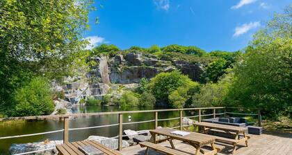 TRESSA, open-plan, two pets welcome, in St Breward