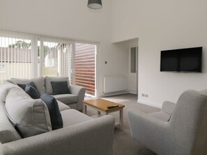 Living area - Harcombe House Accessible Pet Free Bungalow (Newton Abbot)