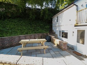 Outdoor dining - Riverside Cottage, Scarborough (Scarborough)