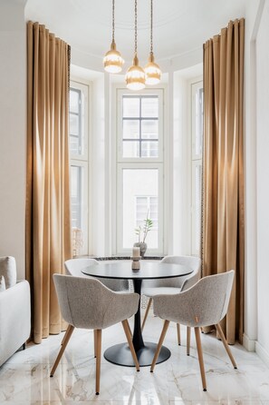 Apartamento, 1 cama Queen e sofá-cama, vista para a cidade | Sala de jantar