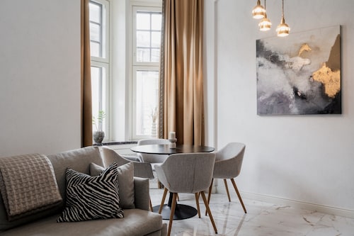 Modern Luxury Flat - Steps to Station