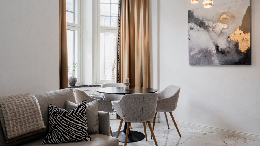Modern Luxury Flat - Steps to Station