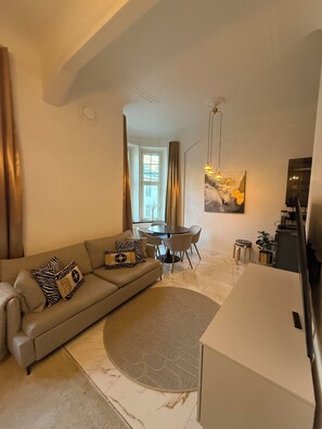 Apartemen, 1 Tempat Tidur Queen dengan tempat tidur Sofa, pemandangan kota | Area keluarga | Smart TV 50-inci dengan saluran TV kabel
