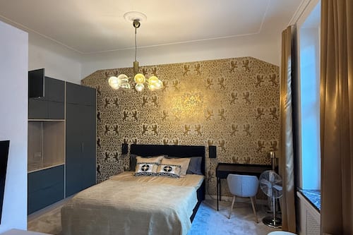 Appartement, 1 grand lit et 1 canapé-lit, vue sur la ville | Décor unique, ameublement unique, bureau