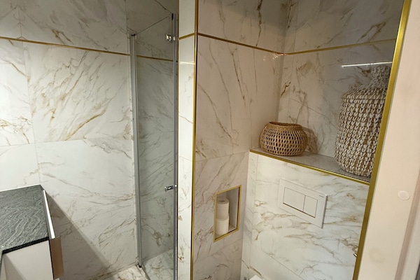 Apartamento, 1 cama Queen e sofá-cama, vista para a cidade | Banheiro | Chuveiro, chuveiro com efeito de chuva, secador de cabelo, bidê