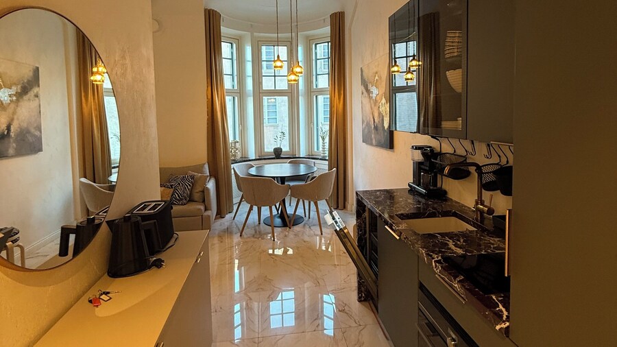 Modern Luxury Flat - Steps to Station