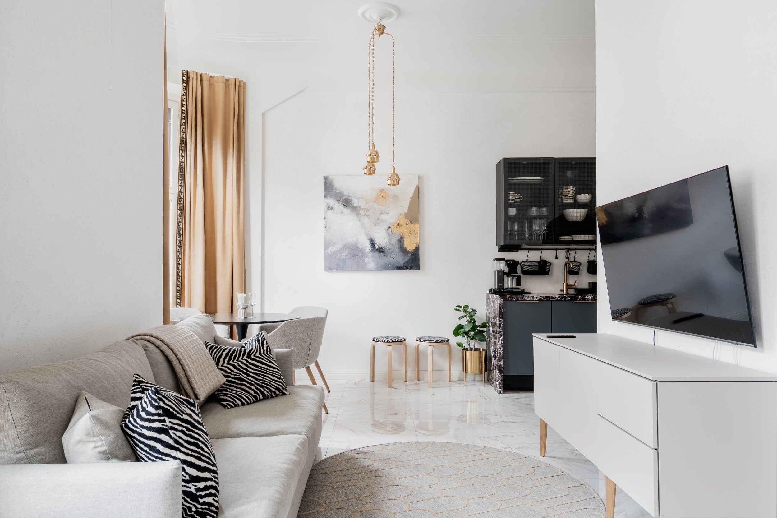 Departamento, 1 cama Queen size y sofá cama, vista a la ciudad | Área de sala de estar | Smart TV de 50 pulgadas con canales por cable 