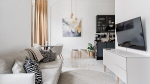 Leilighet, 1 queensize-seng med sovesofa, byutsikt | Oppholdsområde | En 50-tommers smart-TV med kabel-kanaler