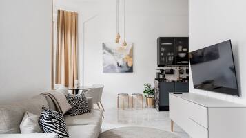Departamento, 1 cama Queen size y sofá cama, vista a la ciudad | Área de sala de estar | Smart TV de 50 pulgadas con canales por cable