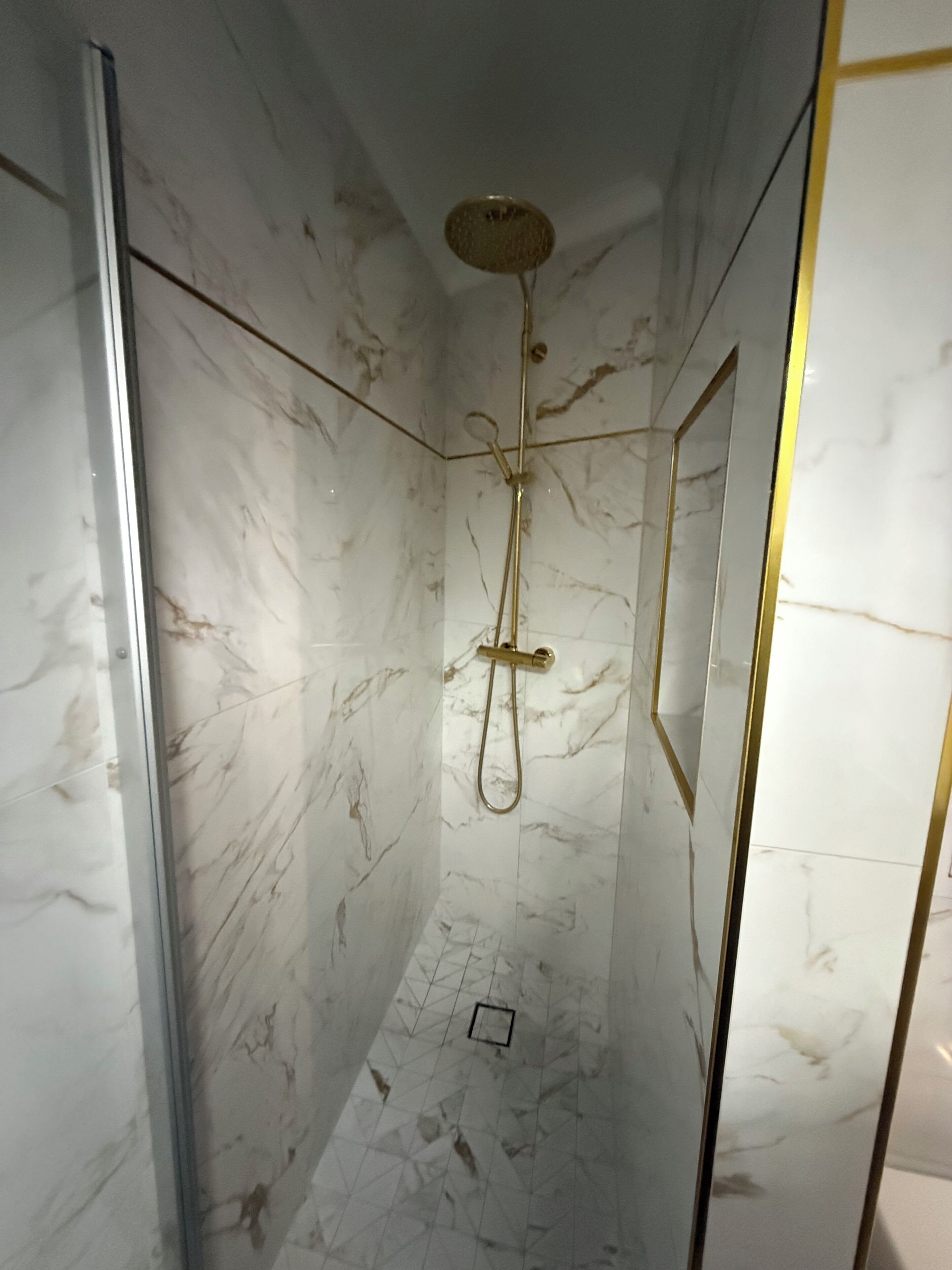 Appartamento, 1 letto queen con divano letto, vista città | Bagno | Doccia, soffione a pioggia, asciugacapelli, bidet