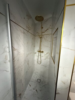 Apartemen, 1 Tempat Tidur Queen dengan tempat tidur Sofa, pemandangan kota | Kamar mandi | Shower, pancuran hujan, pengering rambut, dan kloset