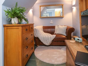 Living area - Broadstone Boathouse, Dartmouth (Dartmouth)