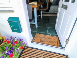 Exterior detail - Broadstone Boathouse, Dartmouth (Dartmouth)