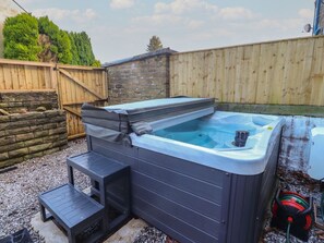 Outdoor spa tub - 10 Haw Grove, Hellifield. 2bed (Skipton)