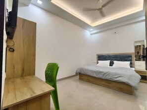 Classic Double Room | Desk, blackout drapes, iron/ironing board, free WiFi