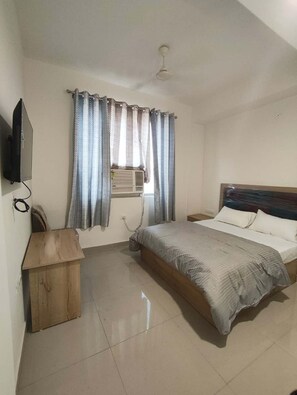 Classic Double Room | Desk, blackout curtains, iron/ironing board, free WiFi - Hotel The Skyluxe (Agra)