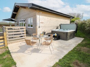Outdoor dining - Monks Rest in Monknash. 2 bed. (Cowbridge)