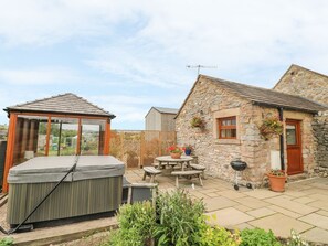 Outdoor dining - The Cow Shed, Alport (Bakewell)