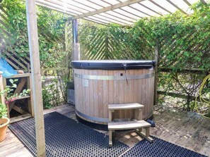Outdoor spa tub - The Cabin Retreat in Amlwch (Amlwch)