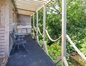 Outdoor dining - The Cabin Retreat in Amlwch (Amlwch)