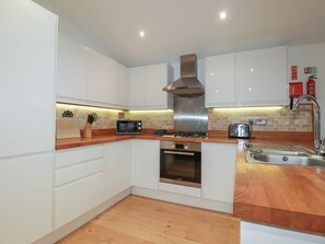 Dishwasher, highchair - 2 Miller's Island in Lanreath. (Looe)