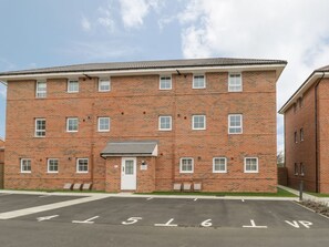 Exterior - Valley View: Stunning Apartment in Whitby (Whitby)