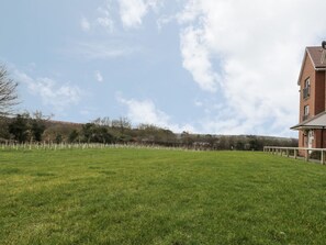 Property grounds - Valley View: Stunning Apartment in Whitby (Whitby)