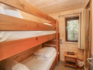 Room - Canadian Cabin 37, in Keswick. (Keswick)