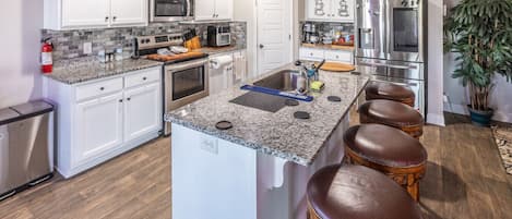 Refrigerador, microondas, horno, placa de cocina