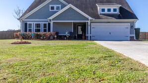 A single-story house with a garage, a front porch, and a well-maintained lawn. - Hideaway Getaway - Statham (Statham)