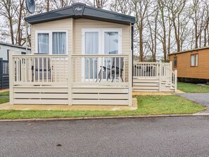 A single-story mobile home with a balcony, a small porch, and a covered outdoor area. - The Mermaid A04, Par, Cornwall (Par)