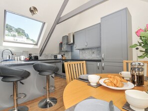 Dishwasher, high chair - Charming Beach Retreat in Looe (Looe)