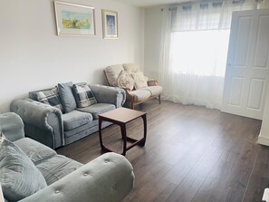 Living area - Quiet Home Free Parking Near Pentland Hills (Edinburgh)