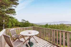 Outdoor dining - Thorsvik: A Coastal Gem in Broadford (Isle of Skye)