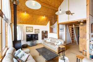 Living area - Thorsvik: A Coastal Gem in Broadford (Isle of Skye)
