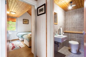 Shower - Thorsvik: A Coastal Gem in Broadford (Isle of Skye)