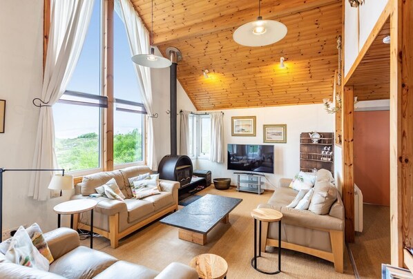 Living area - Thorsvik: A Coastal Gem in Broadford (Isle of Skye)