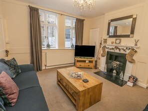 Living area - Robins Nest: Cozy Retreat Near Harbour (Whitby)