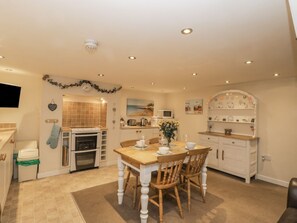 Dishwasher, high chair - Robins Nest: Cozy Retreat Near Harbour (Whitby)