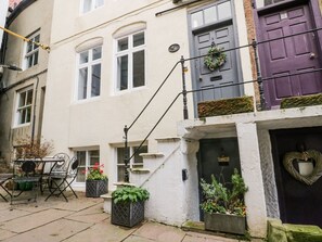 Exterior detail - Robins Nest: Cozy Retreat Near Harbour (Whitby)