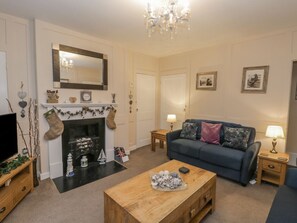 Living area - Robins Nest: Cozy Retreat Near Harbour (Whitby)