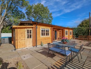 Outdoor dining - Tythe Lodge, Heckington (Sleaford)