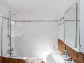 Shower - Chapel Cottage with Off-Road Parking (Filey)